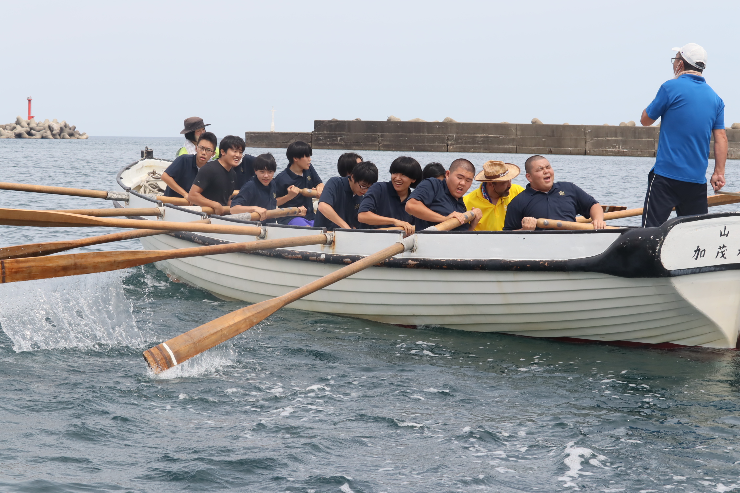 令和元年6月4日 火曜日青雲丸小艇実習練習船青雲丸 で、航海科は小艇実習を行いました。小豆島の湾の中で、少し風や小さいうねりもありましたが、元気に漕いでいます。 昔から、船乗りの育成では、カッター 小艇 の訓練は、気力、体力、そして漕ぎ手の
