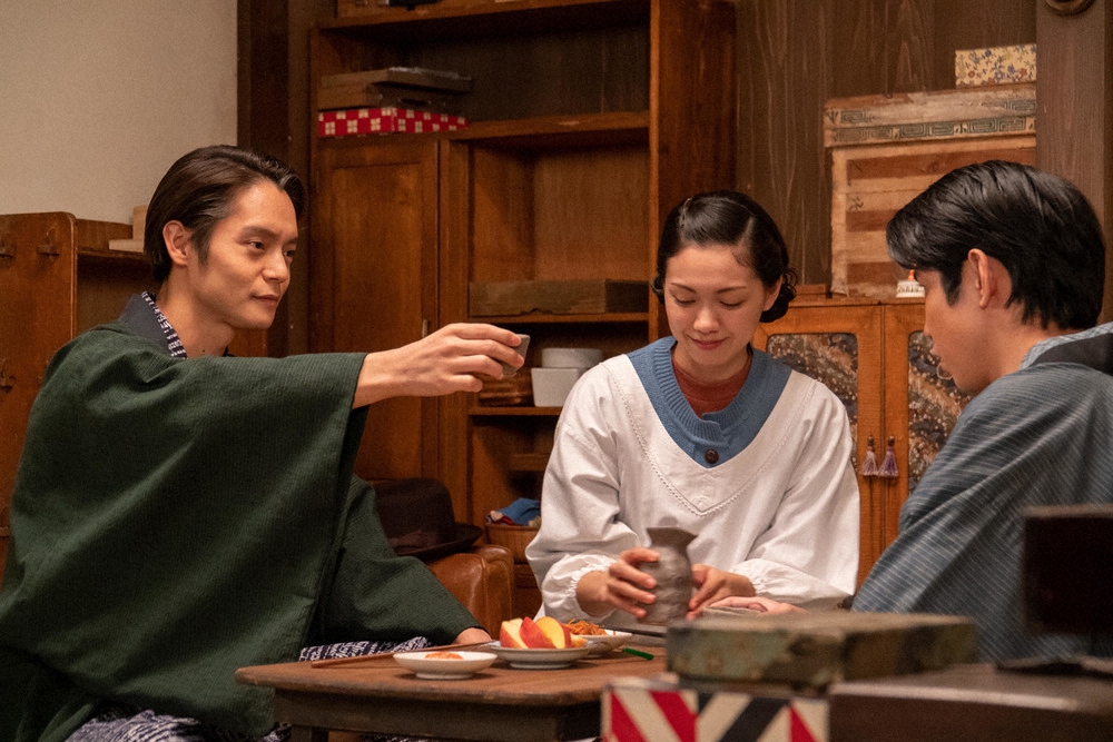 川栄李奈、大杉漣と酒を飲み交わす 映画『恋のしずく』新場面写真解禁 - 映画 - ニュース クランクイン