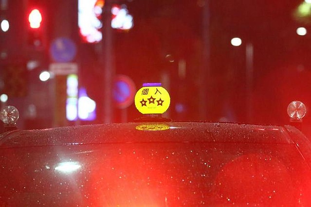 タクシーの屋上表示灯 社名表示灯、行燈 が赤い点滅を繰り返していたら 8086のブログMitsubishi GALANT-E39A - みんカラ