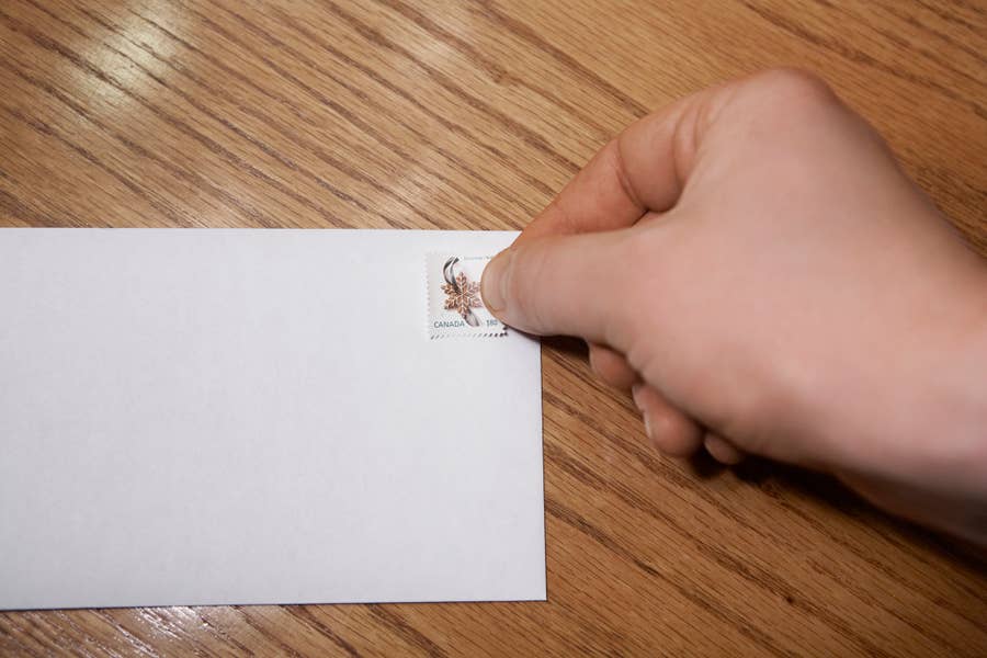 切手の貼り方・位置封筒やはがきに貼る位置、横長・横書きの場合暮らしの歳時記All About