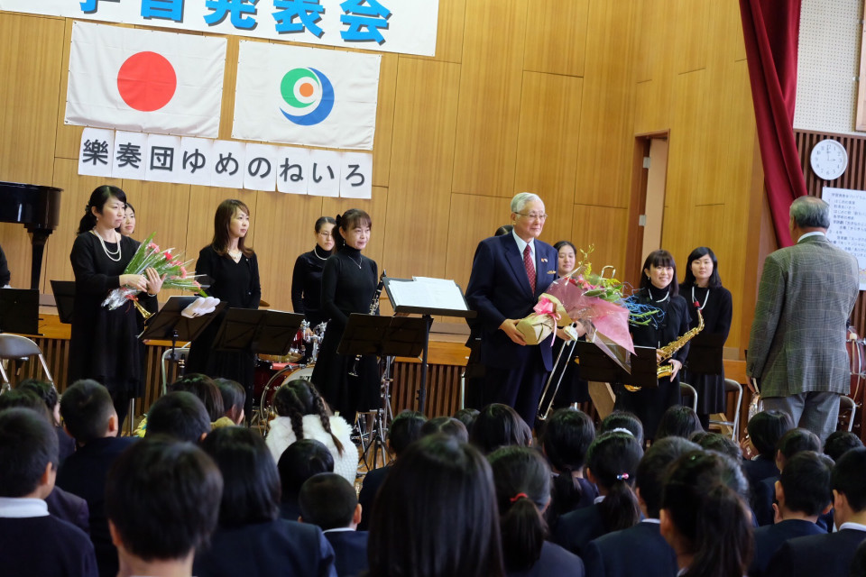 【廃校の中ってどうなってる？】, 札幌市公文書館は平成16年に閉校となった豊水小学校の跡地を活用しています。,  閉校とともに内装はリニューアルしており教室等は残っていませんが、一部にその名残があります。ぜひ動画でご覧ください！,