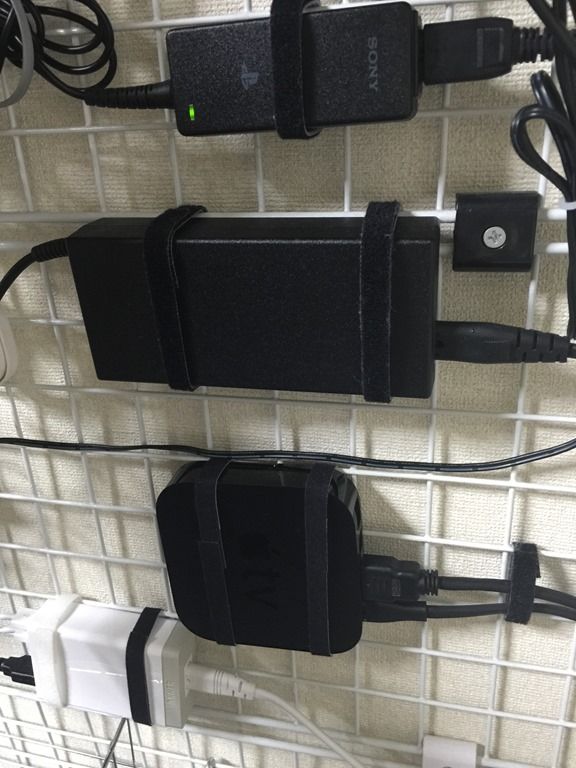 テレビ裏 重ーいオケツと腰を持ち上げて やっと配線整理が出来ました . 我が家のテレビ周りはとにかく配線が多い！ テレビ ゲーム ブルーレイレコーダーハードディスク ステレオetc. 配線整理に使ったものは全て家にあったものを活用！ ほとんど 100均 .皆さまお