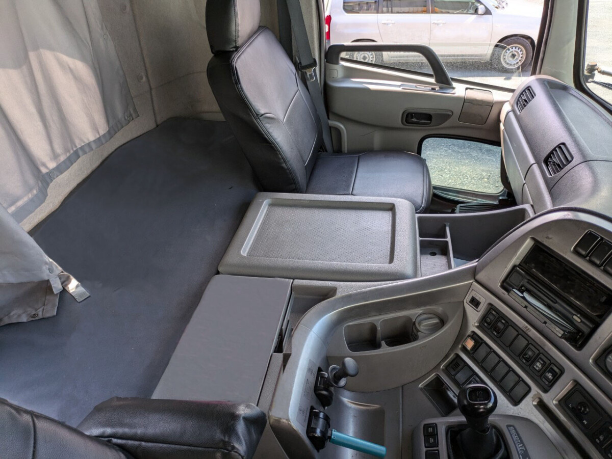 大型トラックの運転席の高さは一般車の2倍！運転席が高いメリット・デメリットとは？プレックスジョブマガジン