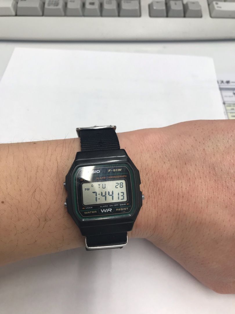 チープカシオ Casio F-91W-1JH 通称 ビンラディン・モデルバイク馬鹿 ロックベーシスト 西本圭介