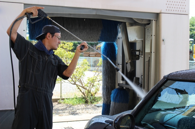 カナダのガソリンスタンドでの洗車機の使い方、トロントの洗車事情Living Tips