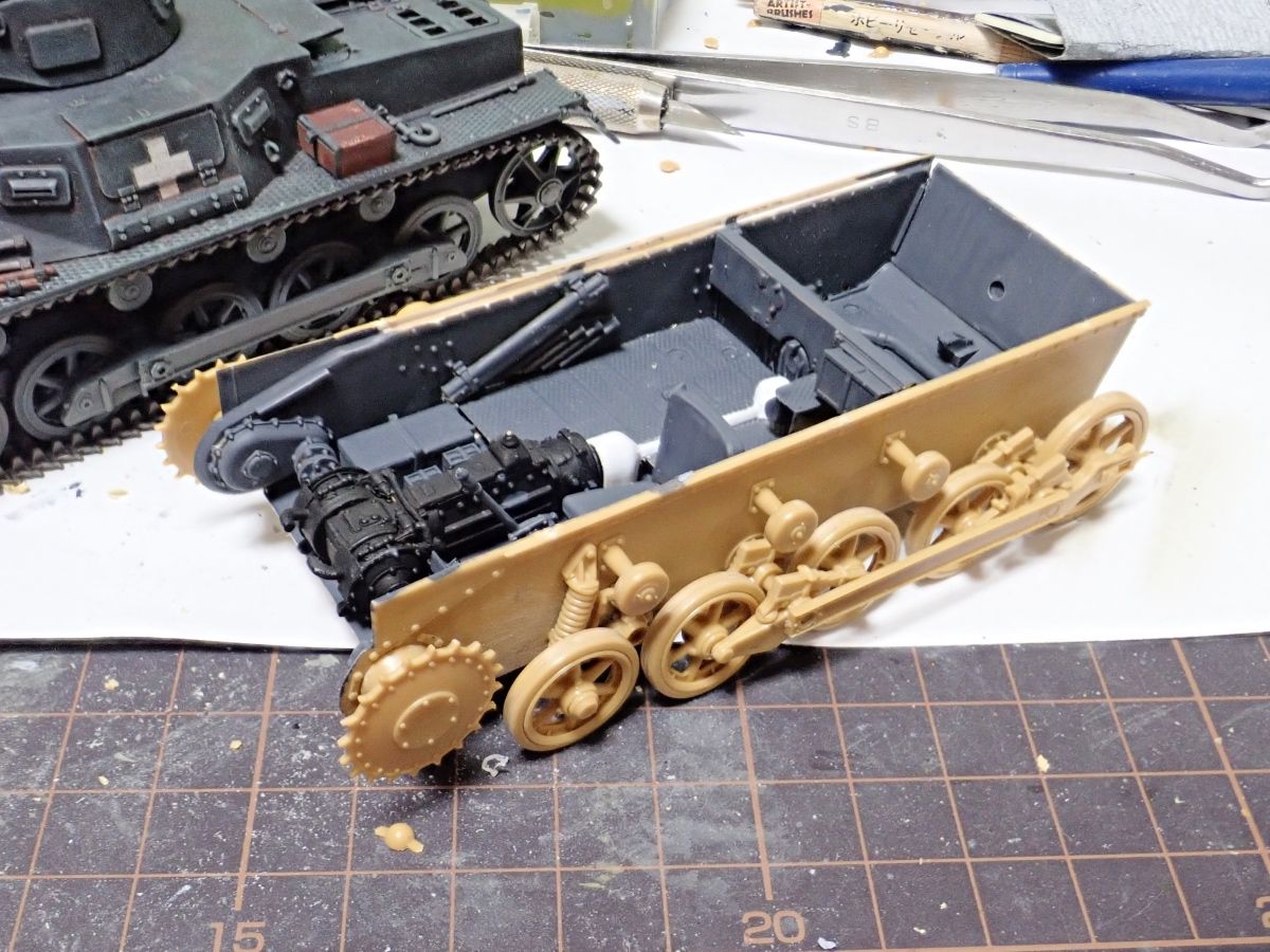 プラモ日記 » ドイツ・2号戦車B型 その3 車体内部の塗装と車体上下の貼り合わせ