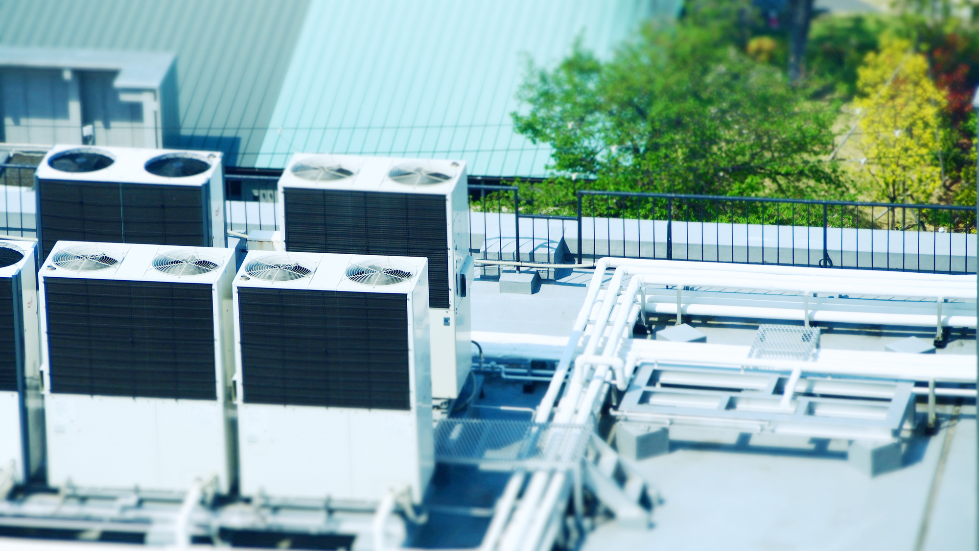 スカイダクトTRシリーズで、ビルの屋上配管を整理して収納！保守性、施工性が向上 – 空調施工の現場