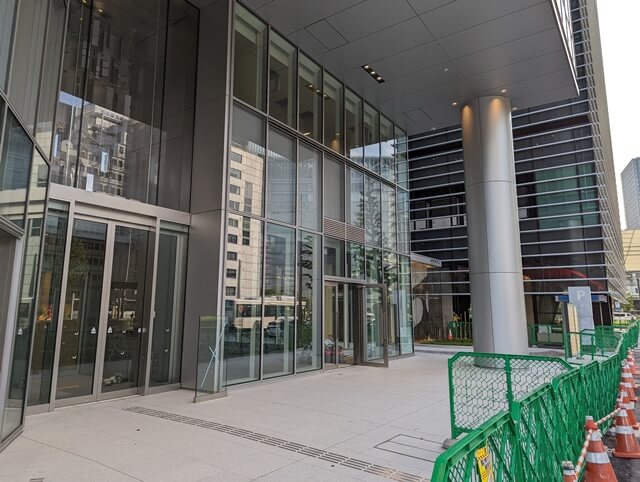 グランドオープンした「東京ミッドタウン八重洲」の5階にある「八重洲テラス」から見た丸の内の超高層ビル群 2023.3.10:超高層マンション・超高層ビル