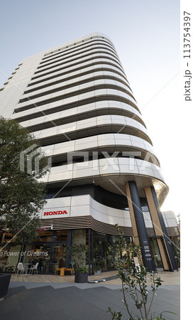 F1開幕を記念してHondaウエルカムプラザ青山に歴代F1が集合！青山ホンダ本社で4月19 月 まで特別展示中。 -ライフスタイルのWebメディア「SPANGSSスパングス 」