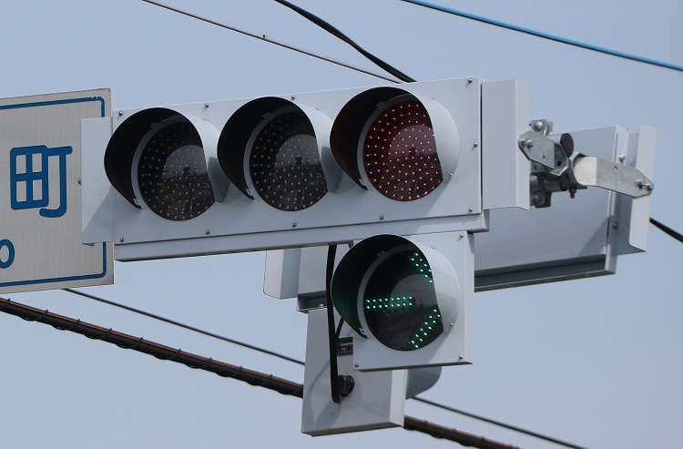 国内2ヶ所目はこんなところに登場 三協高分子低コスト信号機その1- YouTube