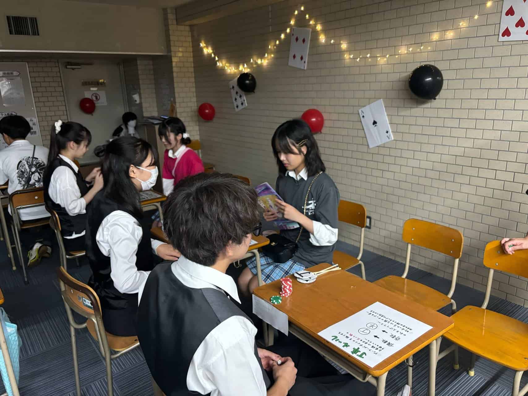 Amazonカジノテーマのパーティーデコレーション - カジノの背景とポーカーのテーブルクロス ラスベガステーマ ゲームナイト 写真背景 カジノ誕生日パーティー用品 5x 3フィートTENCOWバックペーパー・背景布