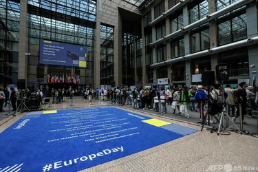 欧州評議会、欧州連合、または欧州委員会の旗が横になっています。国際機関、機関公式シンボル無料ベクトル素材