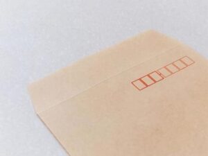 封筒に切手を貼る位置はどこでもいい？具体的な貼り方とあわせて解説カウネット