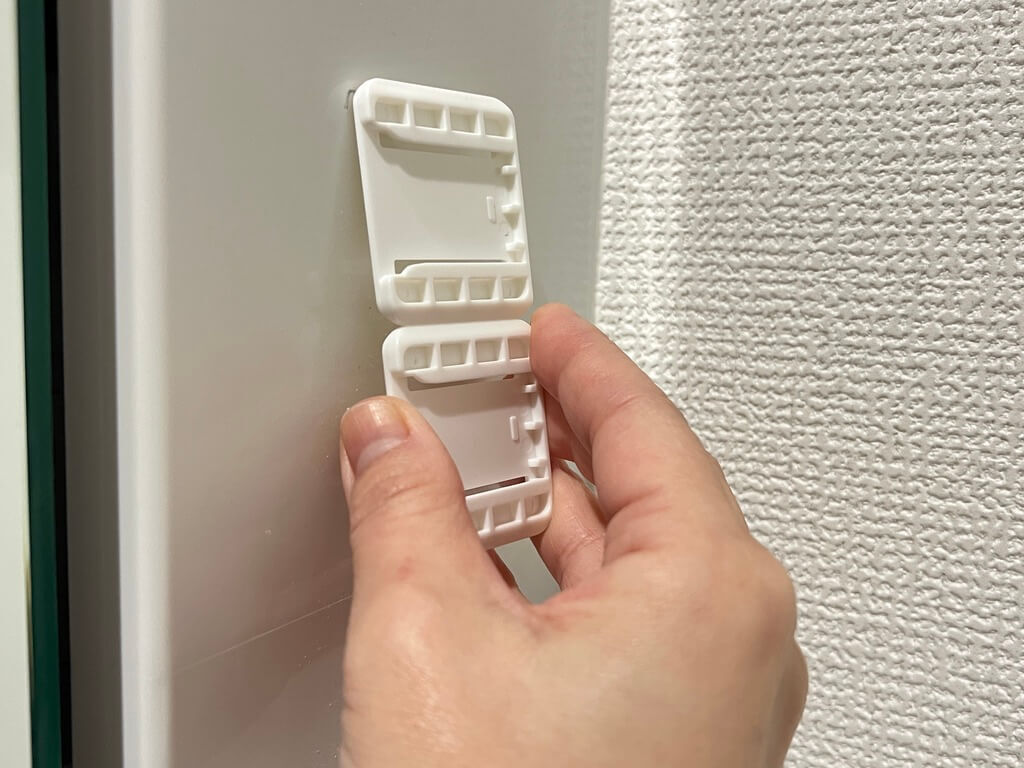 マルチタップ壁固定ホルダー 100均ダイソー「電源タップ固定器」格安スマホマイスターぴざまん