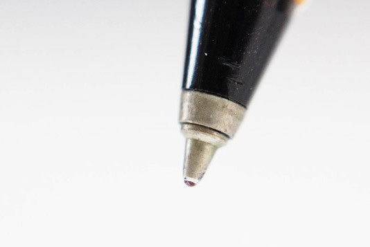 油性・水性 服についたボールペンのインクの染み抜き方法！おすすめアイテムもご紹介 - ヒントマガジン ハンズネットストア