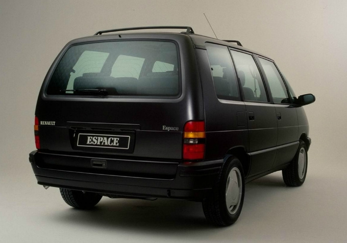 ホンモノのF1エンジンを後席の間に搭載！ プロストもドライブした史上最強ミニバン「エスパスF1」の衝撃AUTO MESSEWEB オートメッセウェブ～カスタム・アウトドア・福祉車両・モータースポーツなどのカーライフ情報が満載～