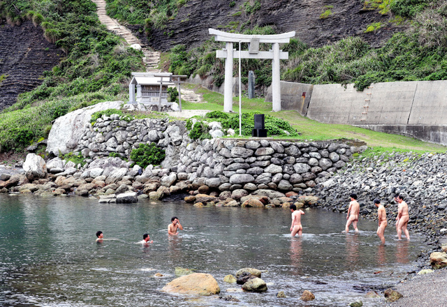 海岸で「１０人全裸で１０人ガーターベルト」 “男２０人目撃”警察が防犯メール 公然わいせつ疑いも ／ （2023/09/25