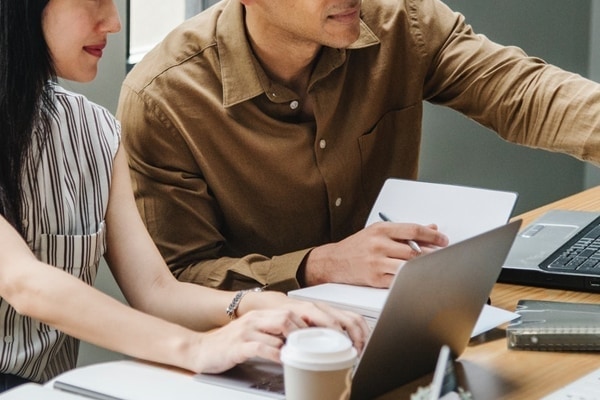 男性社員2人のじゃれ合いに脳内妄想で爆発寸前のOLがひたすらニヤける！ クールでハッピーなOLの日常ダ・ヴィンチWeb