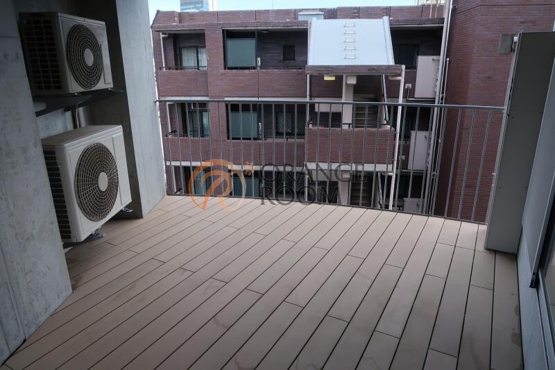 天神町place 伊藤博之＋上原絢子 伊藤博之建築設計事務所 撮影 新建築社写真部 湯島天神の参道沿いに建つ賃貸共同住宅。三方を高層建物に囲まれた10mの高低差を持つ旗竿敷地に、幅およそ4.5mのボリュームを曲げて配置した。『新建築』2024年2月号 ▷掲載作品の一覧は