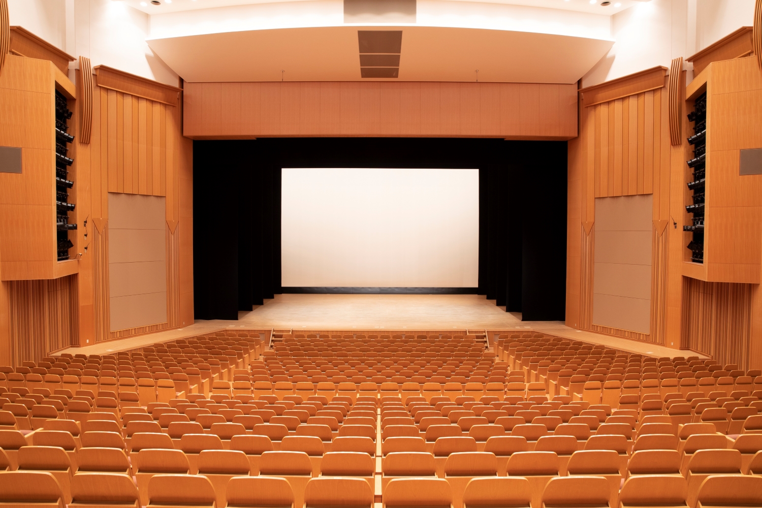 東京ウィメンズプラザ 円形ホールのご案内舞台や椅子が床面に収納できる、246人収容可能な円形のホール です。音響の良さが好評で、講演会、映画の上映会、ピアノの発表会など、幅広い用途にご利用いただいています。 スタインウェイのグランドピアノも弾けますよ