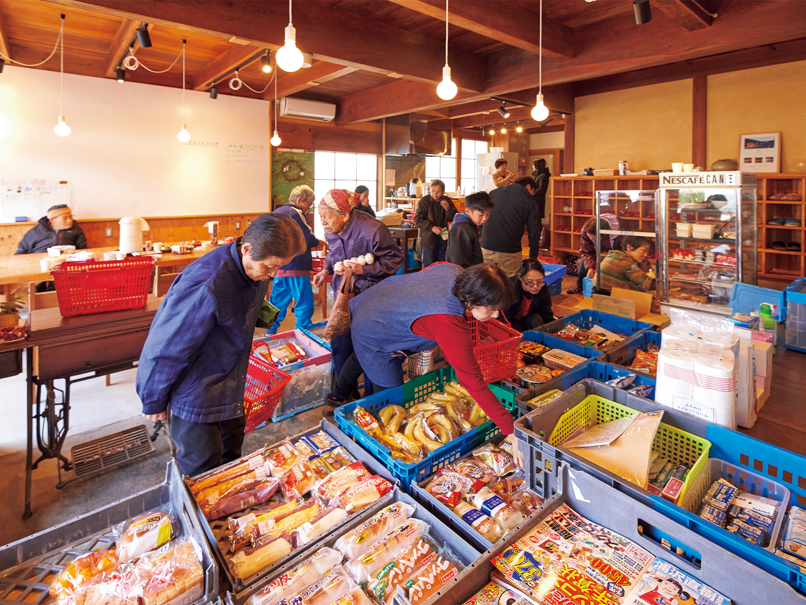 こんにちは！齋藤です！ 5 16 Open !! 『古民家オフィス ミライト奥出雲』 に納品した家具を紹介します。キッチン、テーブル、ベンチ、椅子、ソファー、サイドテーブルなどいろいろ納めさせていただきました。 今回は歴史ある奥出雲の古民家に納めるということで、現場の