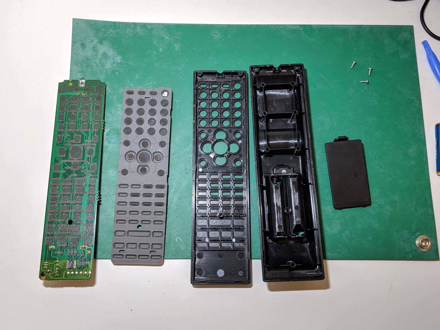 解決 テレビのリモコン故障の修理方法！ボタン反応が悪い、効かない、壊れた時の原因も解説！ -家電、ジャンク品、故障品、オーディオ、ハードオフ買取品修理の修業中ブログ