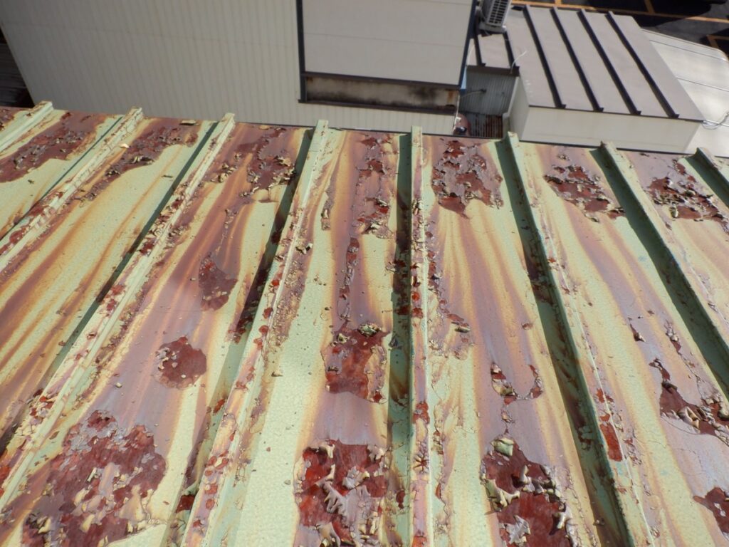 古くなったトタン屋根に最適なメンテナンスは 塗装か屋根カバー工法か葺き替えか金沢で屋根工事、点検、雨漏り修理なら街の屋根やさん金沢店