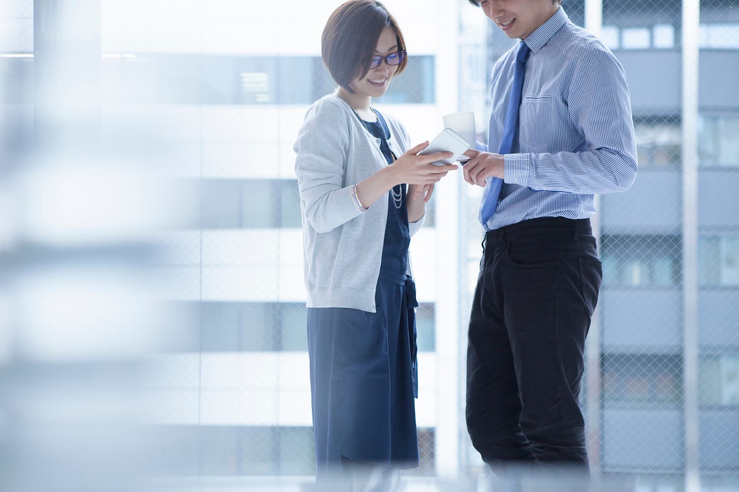 既婚女性へ 職場の独身男性が見せる好きサイン10選♡勘違い？本気？彼の本音を占いで見抜く方法