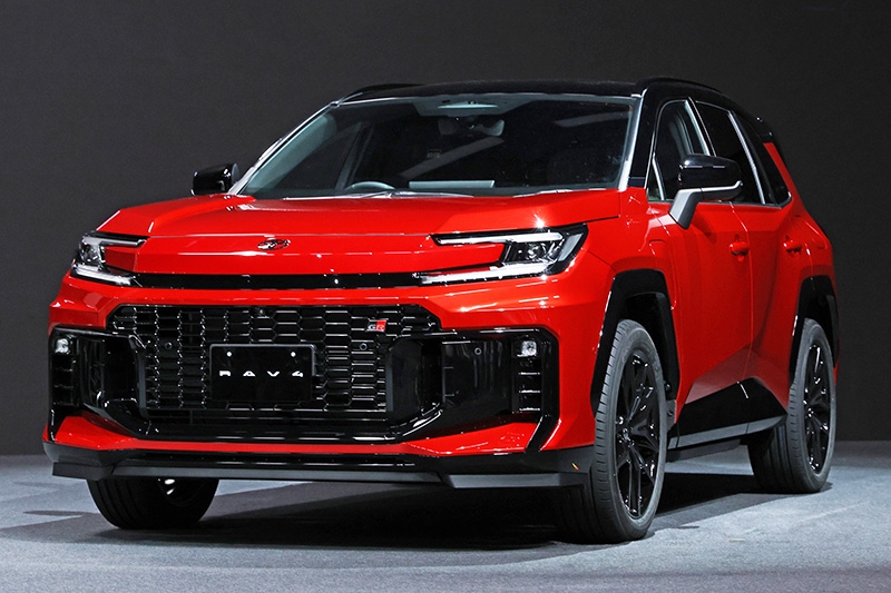 クリスマス⛄サンタさんの衣装もトナカイの鼻も＂赤色＂！新しくやってきた『プリウスS』も＂赤色＂で仲間入りU-Car小松店石川トヨタ自動車株式会社公式WEBサイトクルマ