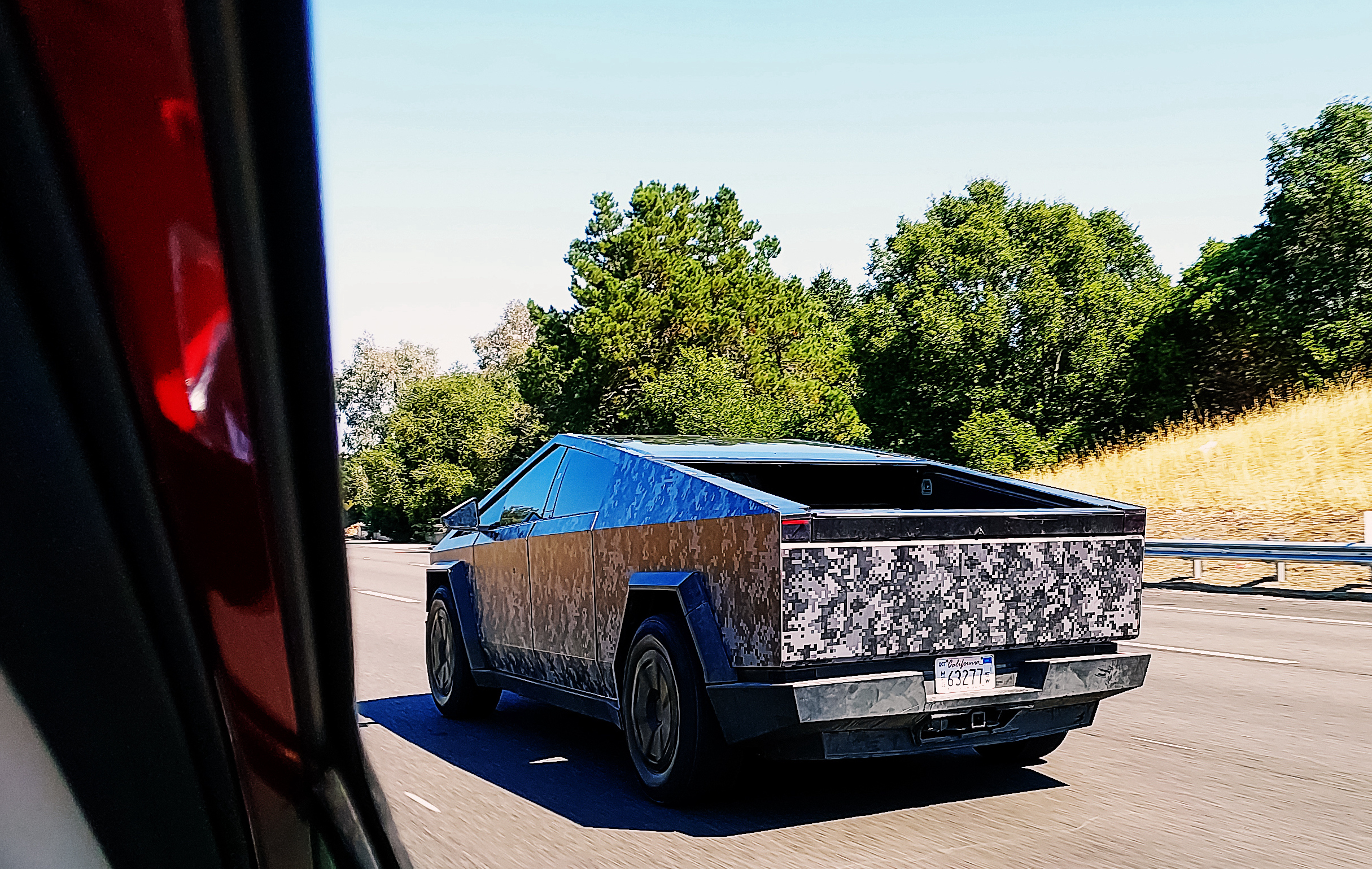 世界を驚かせた新時代のピックアップ「テスラ・サイバートラック」が日本初上陸！ニュース- webCG