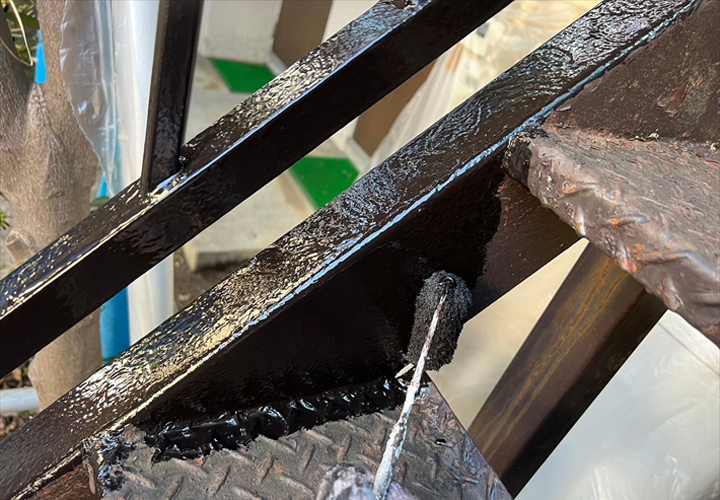 鉄階段塗装 傾斜の補修と タキステップ施工 - 佐藤塗装店「ぬ・り・か・え」