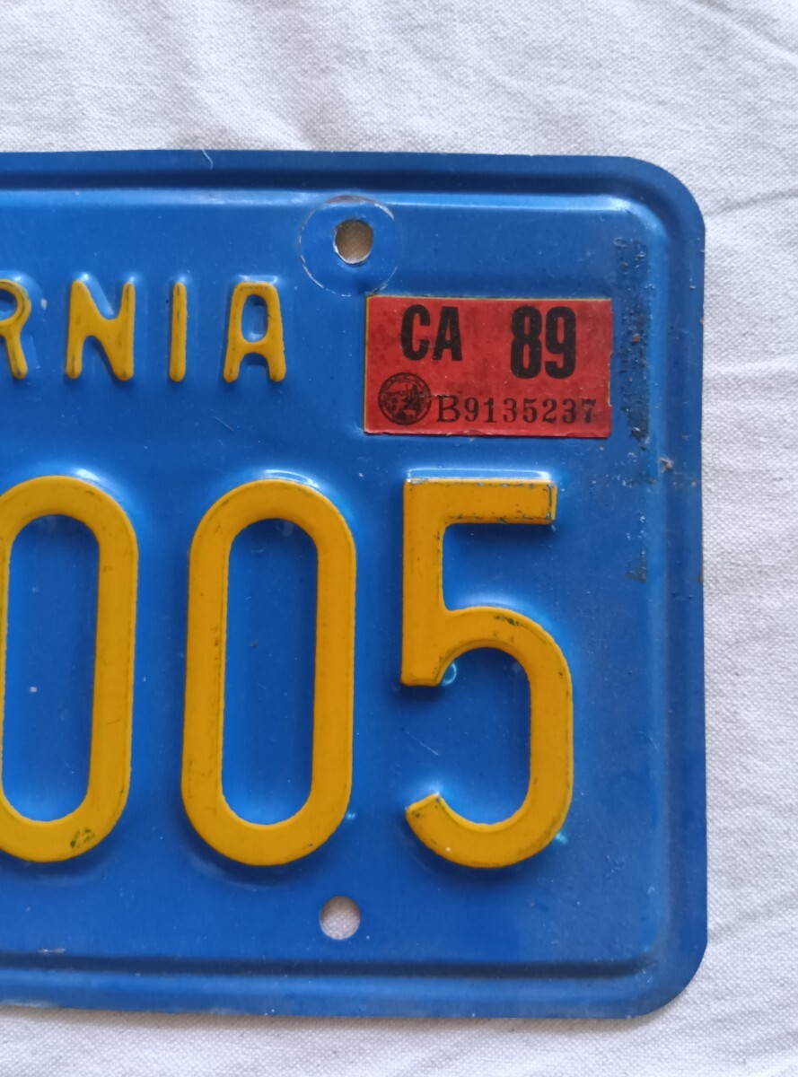 アルミライセンスプレート 山型 台形ナンバープレート ブルー– kn926-net