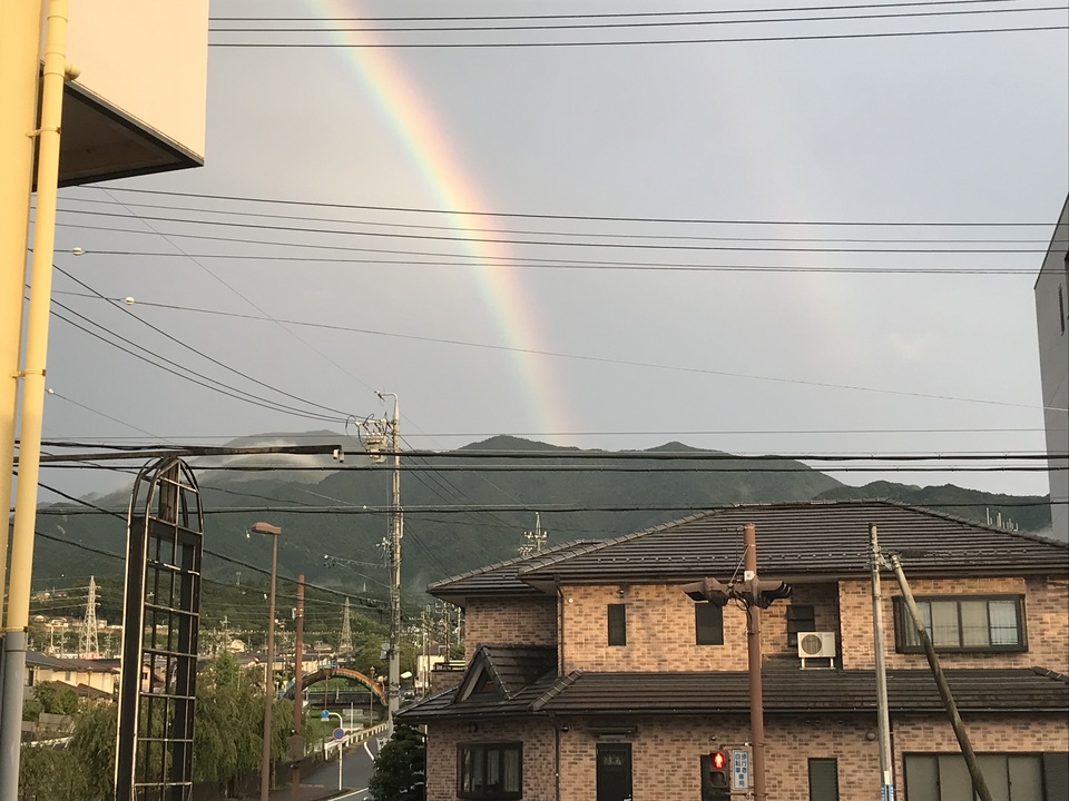 三重県津市 虹の形に作られたかざはやの里の紫陽花の花手水の写真素材 [93477621] -