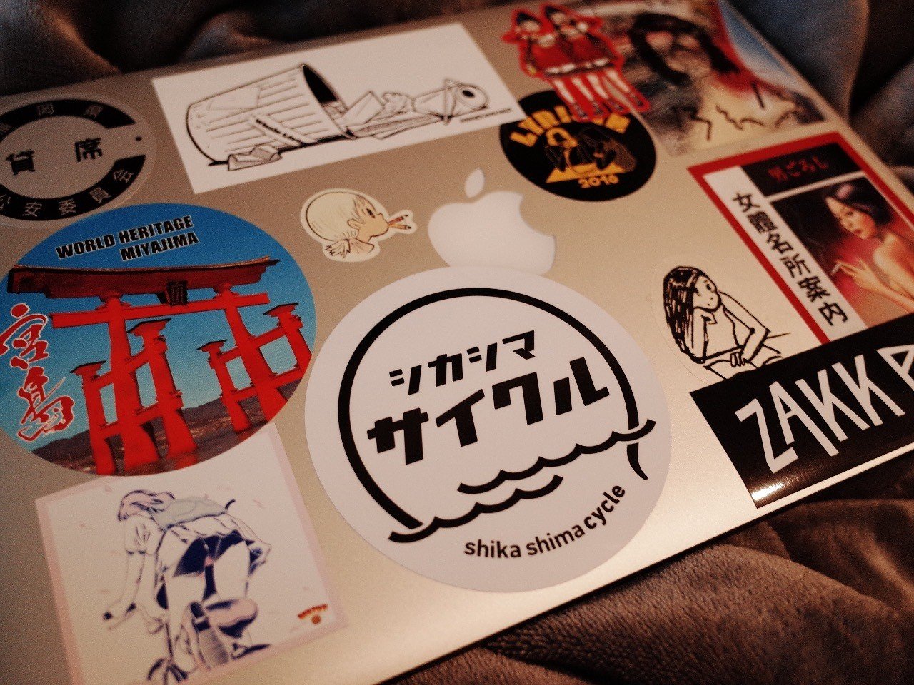 ステッカー ボム で世界に一点モノのノートパソコンを作りましょう！！rosso