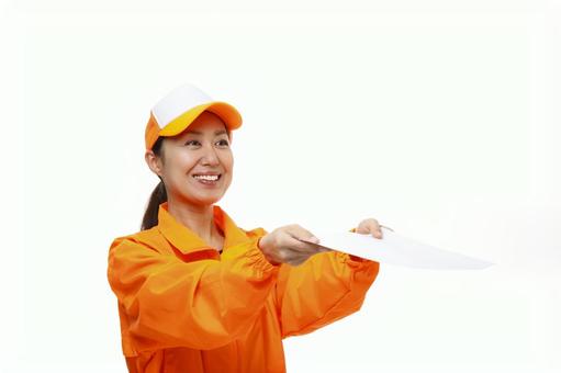 チラシ配り 女性 のイラスト無料のフリー素材 イラストエイト