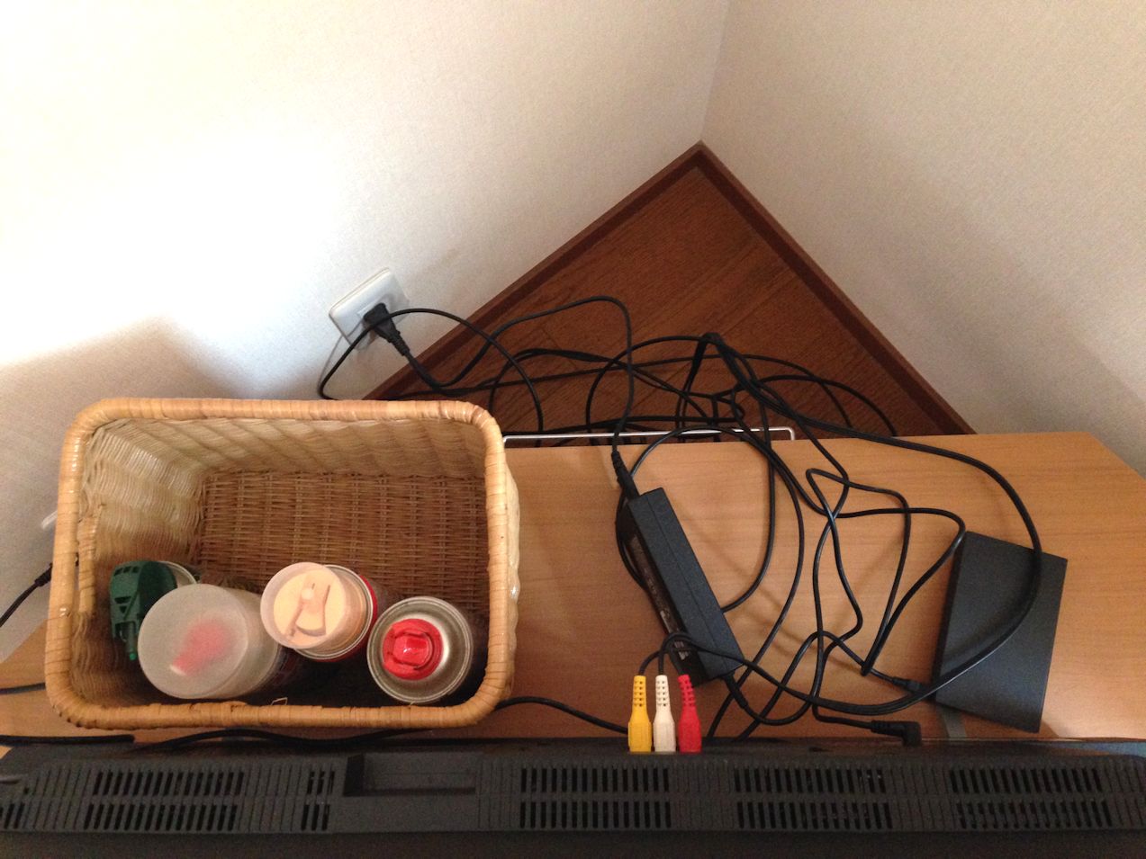 ごちゃ付くテレビ裏に！ １００均で配線を浮かせて「掃除しやすくなった」 2025年6月1日 ウーマンエキサイト 2 2