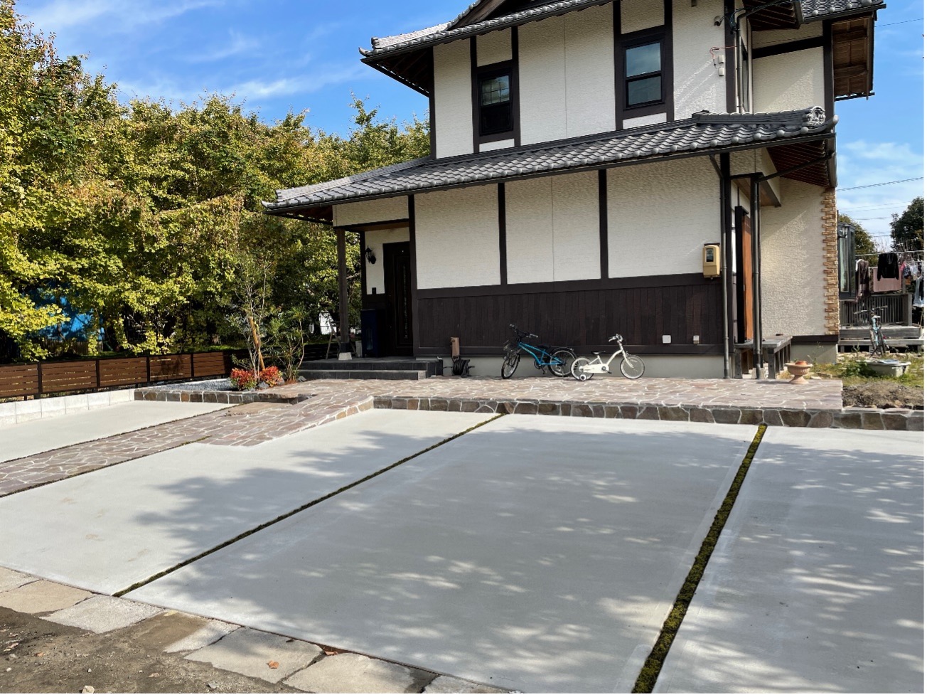 連載 駐車場DIY その１： 砂利を撤去してコンクリート平板とレンガを敷き詰める anさんのおうちと暮らしがもっと楽しくなるDIYダイアリー-フェリシモ女子DIY部ブログ