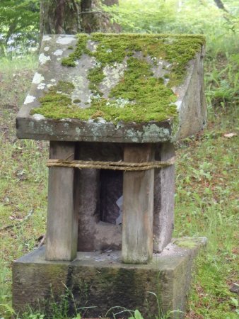 石祠・狐の石像 武田神社 境内裏手 山梨県甲府市甲府市 の写真素材83297784- PIXTA