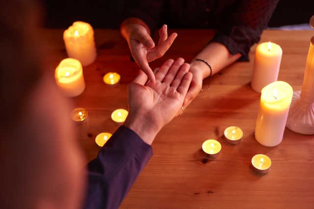 人から好かれる手相？「人気線」の見方と意味を占い師がわかりやすく教えますOggi.jp