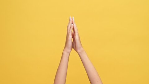 手を差し伸べて友達を呼んでいる女子生徒のイラスト素材FYI01664485ストックフォトの Qlean Market キュリンマーケット