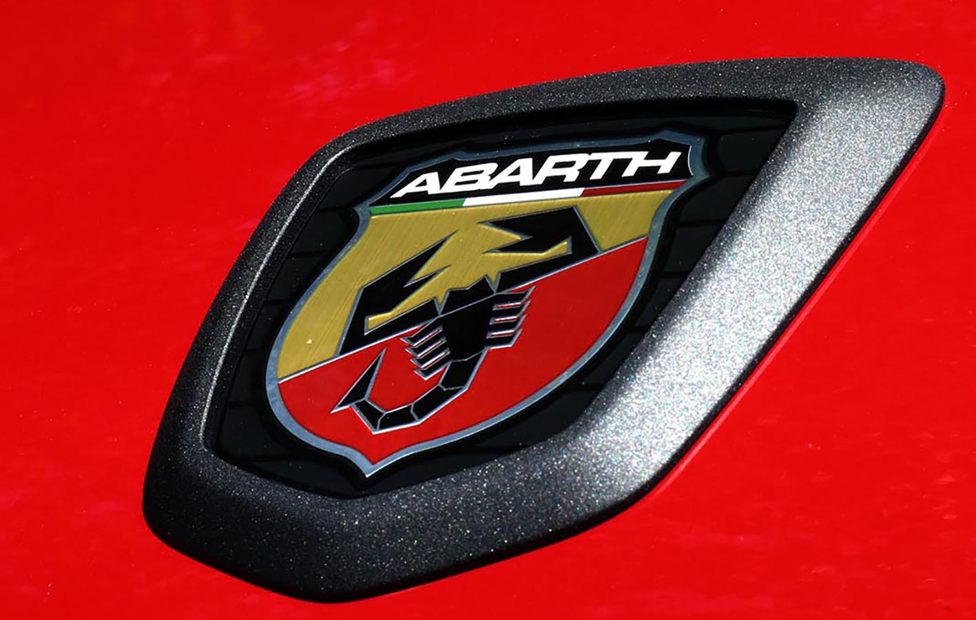 MTのホットハッチ、アバルト「595」はサソリボタンで性格がガラっと変わる - 週刊アスキ