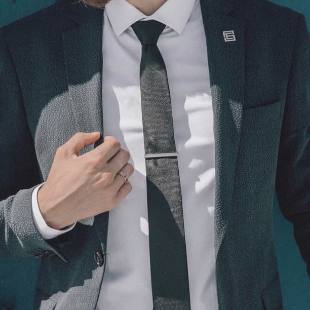 オリジナル ネクタイ レジメンタル シルバー×ブラックオーダースーツのビッグヴィジョン