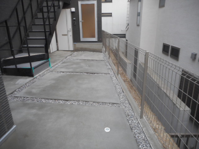 砂利スリットのコンクリートアプローチ』 アプローチは駐車場と同じコンクリートですがスリットの入れ方によって印象が大きく変わります。 アプローチの幅や スリットの角度等計算していますので駐車場感があまりでないですね。 石やレンガを使いしっかりとアプローチ感を