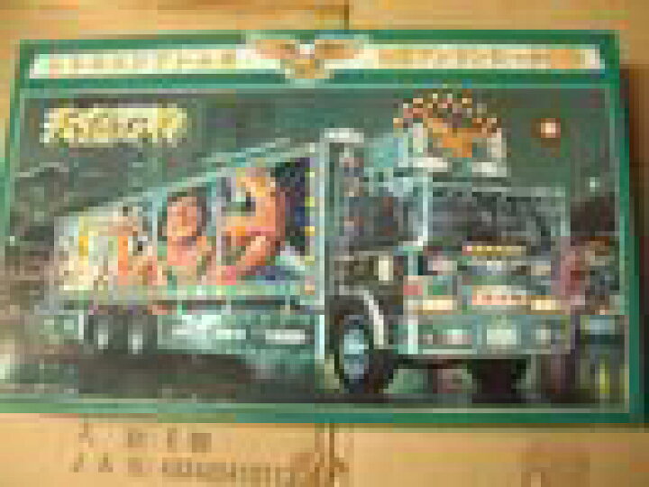 存在感スゴい ！ 豪華仕様「デコトラ」実車展示！ レトロ＆ガンダム仕様の違いあった!? 特徴はいかにくるまのニュース