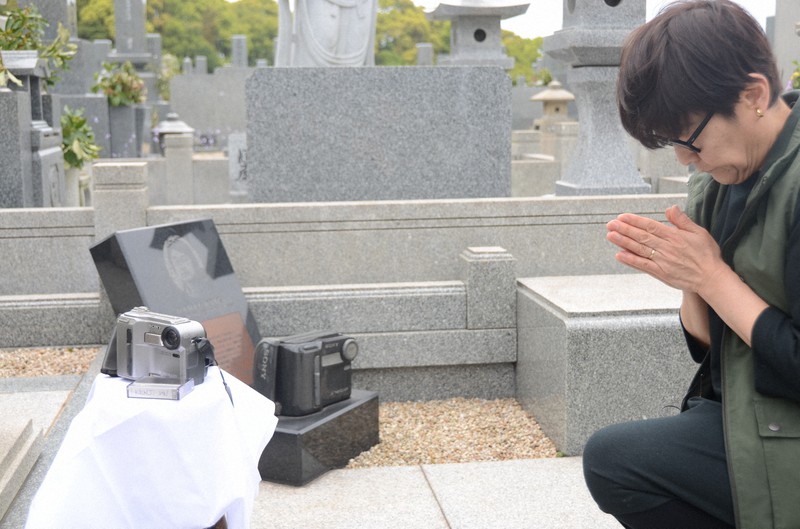 長井健司さんカメラ16年経て「ようやく」墓前に 遺族真相究明望み毎日新聞