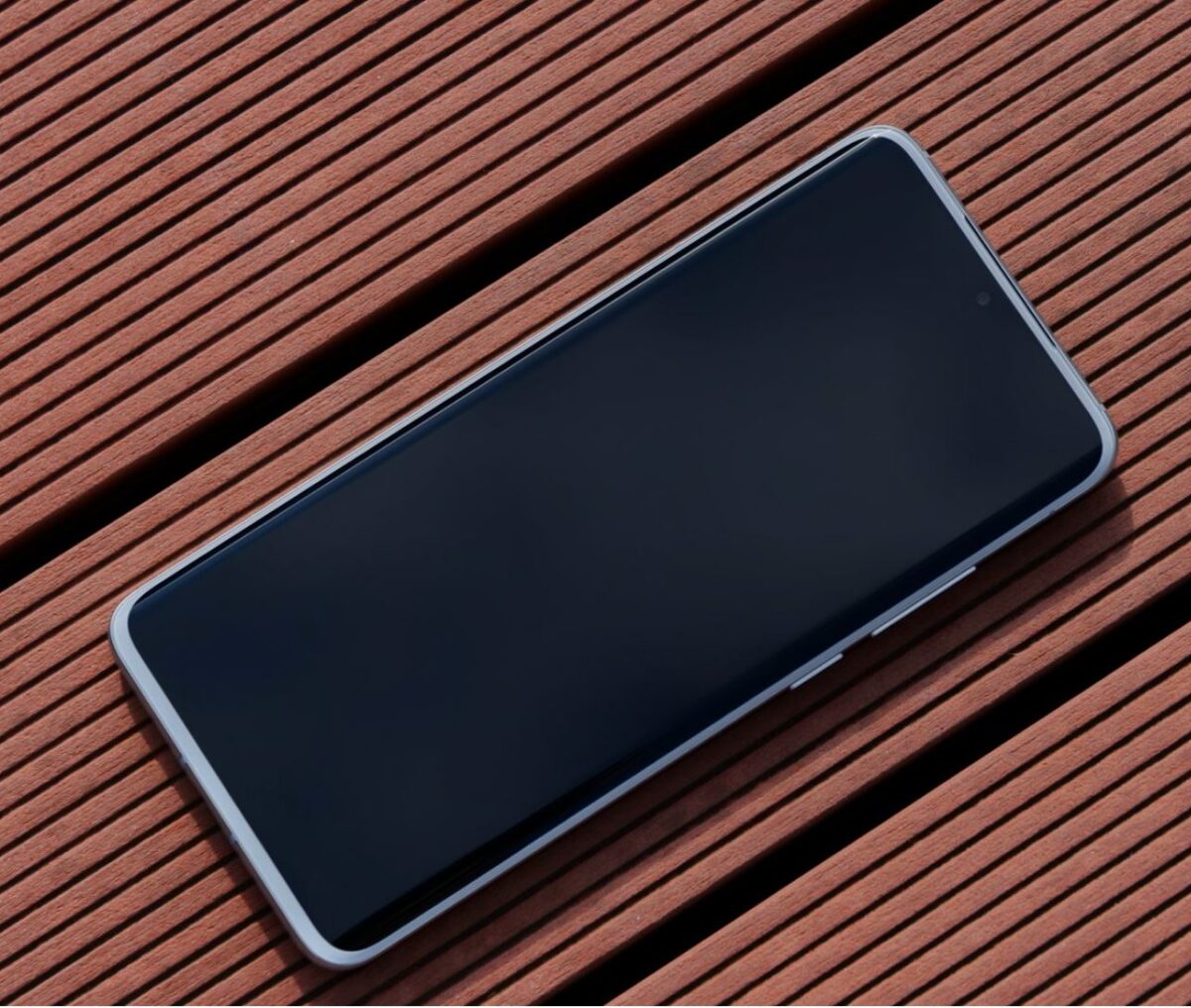 ベゼルレススマホとは？従来モデルよりも誤操作が多くて使いにくいとの意見もスマ情