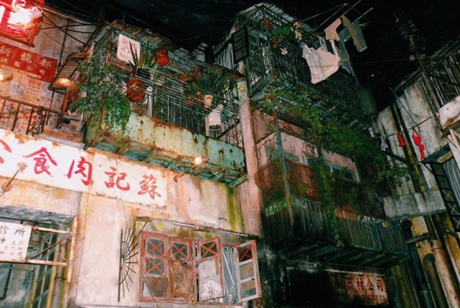 ガイドブックに載らないディープな香港！「九龍城」が蘇る怪しい雑居ビルの世界オリコンニュース ORICON NEWS