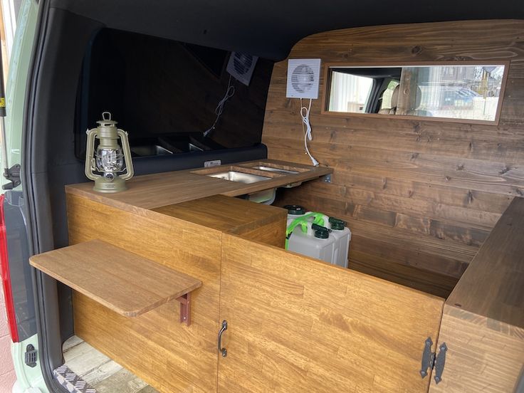 ハイエース・キャンピング車!キッチンカー!田舎で生活!2段ベット!シャワー!格安 トヨタ「ハイエース」にシャワー搭載！なぜ「シャワールーム付き」の