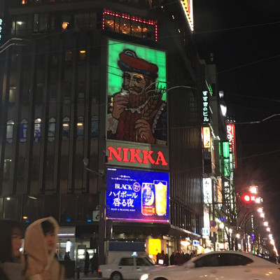 すすきの交差点 車窓から人がいなくなったすすきの ニッカウヰスキーの看板が色鮮やかに輝いていた。 コロナ＋元旦で静まりかえった街北海道japan札幌市sapporohokkaidosapporocityすすきのsusukino看板広告写真招牌廣告홋카이도삿포로시