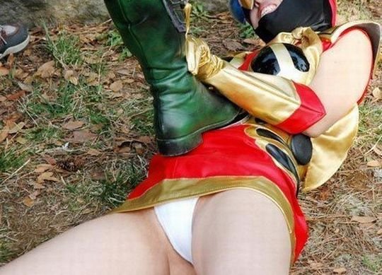 パンチラ】戦隊ヒロインがキックしたら、思いっきりパンツが見えちゃった | エロ画像が見たいんだ！